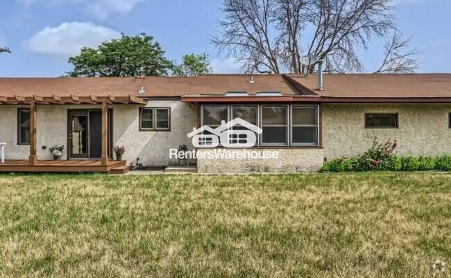 Building Photo - 215 E Old Shakopee Rd Rental