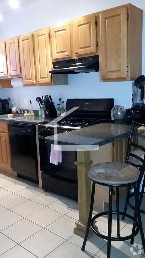 Building Photo - Renovated 3 bed. 1.5 bathroom on Cleveland... Rental