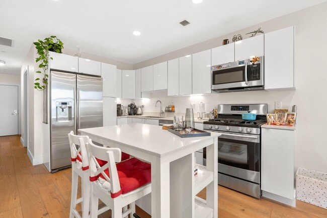Building Photo - 250 Meridian St Unit 204