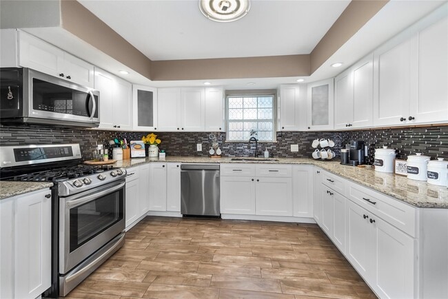Photo - 676 Ravensworth Dr