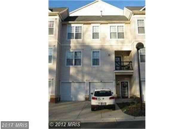 Building Photo - Rare 2BR 2BA 2 Level Condo With Garage