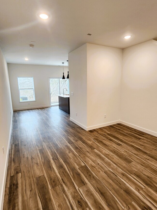 Photo - 812 E 6th St