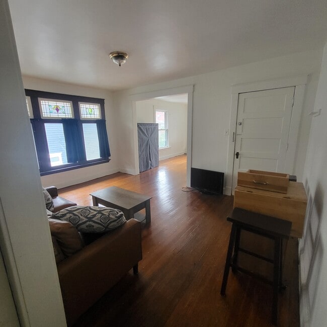 Building Photo - 10 Hawthorne Ave Unit Upstairs Rental