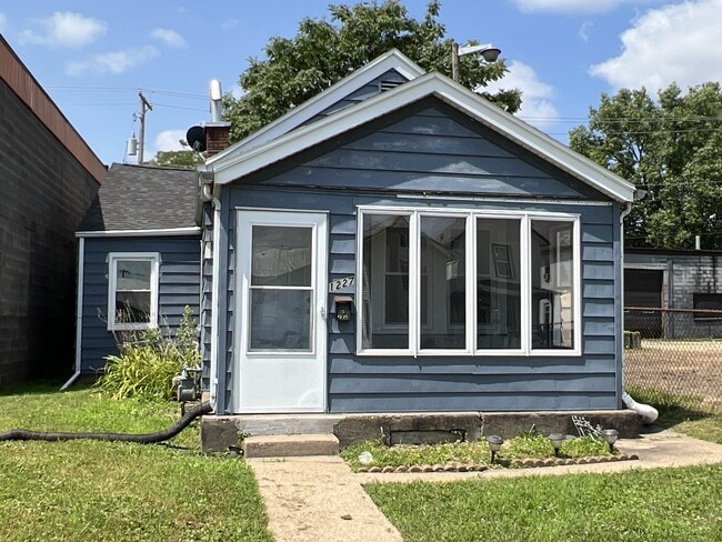 Building Photo - 1227 Elm St