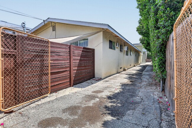 Photo - 5332 Denny Ave Unidad #2
