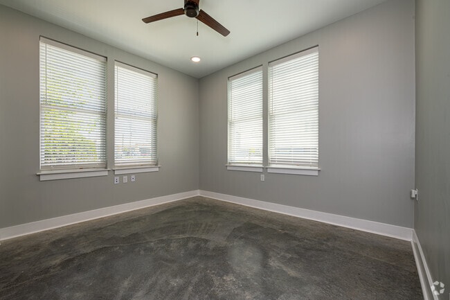 1BR, 1BA - 696SF - Living Room/Dining Room