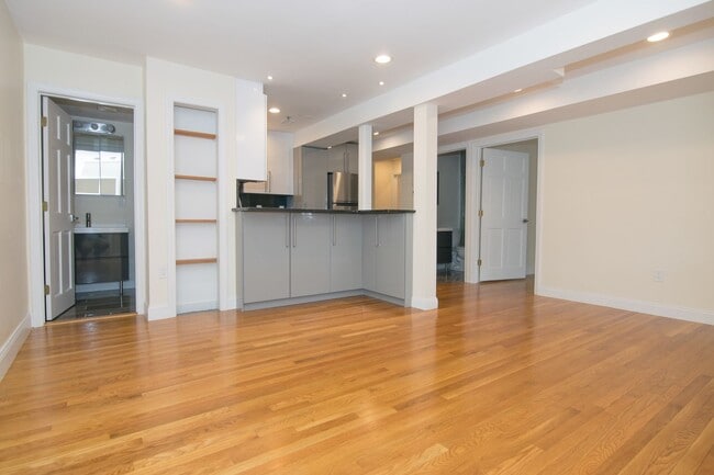 Building Photo - 3bed/2bath in Brookline