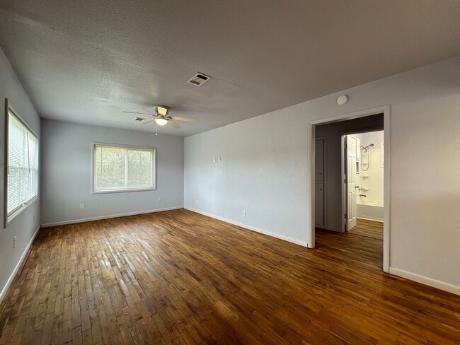 Photo - Charming 3 Bedroom / 2 Bathroom (1176 sf)