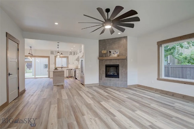 Photo - 4559 Alexander St