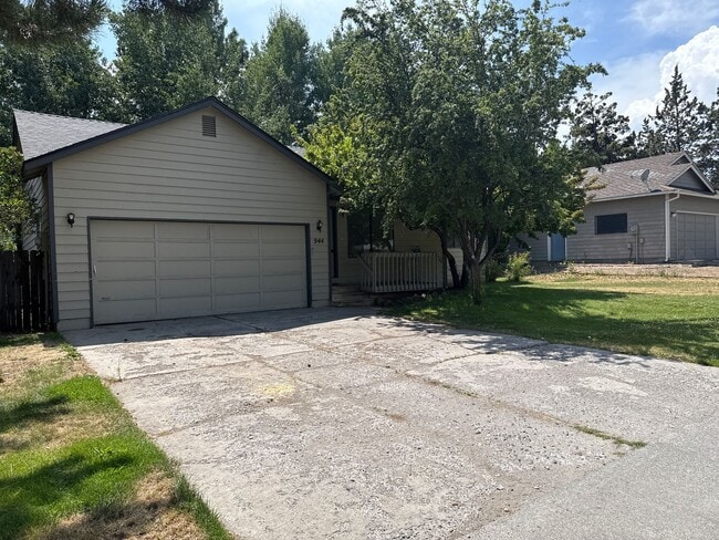 Building Photo - NE 3 BDRM, 2 Bath House, NEW Carpet & Pain...