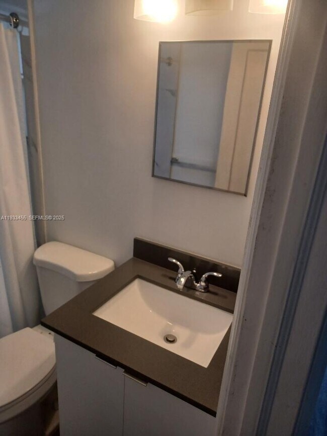 Photo - 6950 Byron Ave Unidad 3