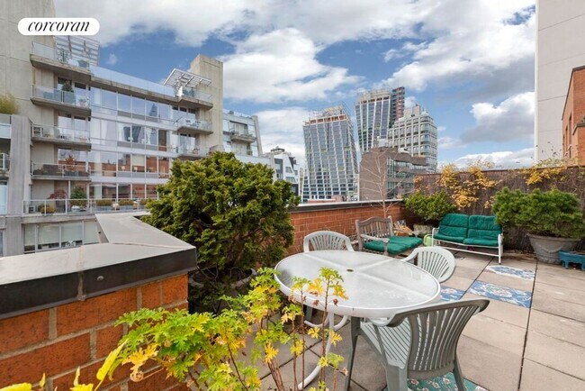 Photo - 445 W 19th St