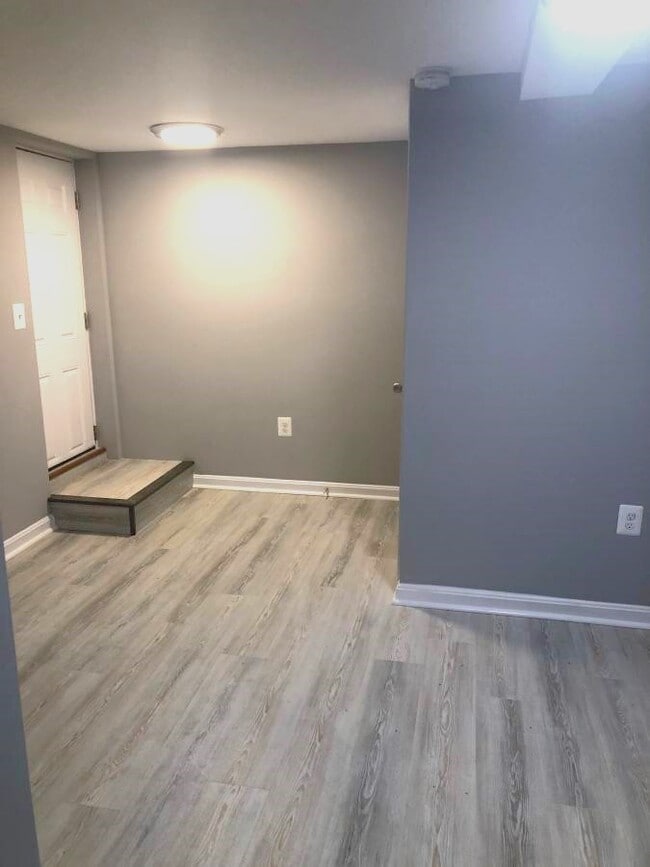 Photo - 3445 Juneway-7 Available $600