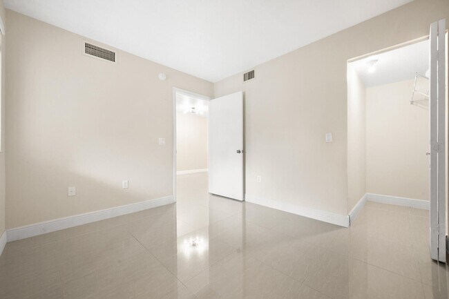 Photo - 3710 N Jog Rd Unidad 102