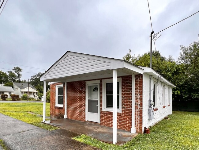 Building Photo - Newly Remodeled Cottage near downtown, walk to Kardinal Hall, Sticks & Health Food Store!