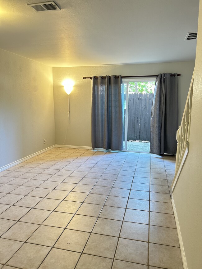 Photo - 644 W Collins St