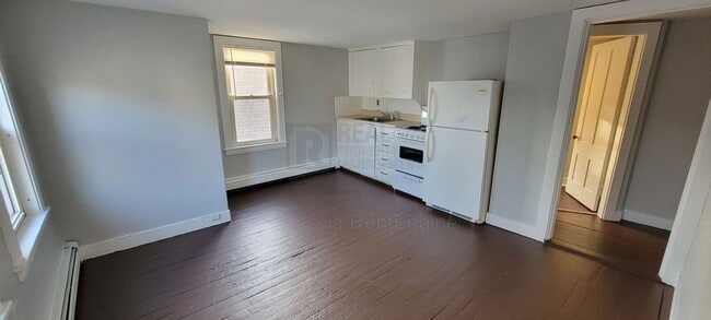 Building Photo - 11 Maple St Unit A