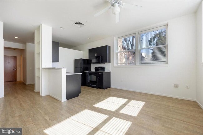 Building Photo - 1015 W Lancaster Ave