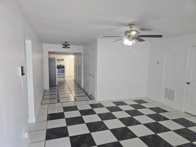 Photo - 2900 Sunshine Blvd