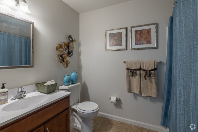 1BR, 1BA - 917SF - Bathroom - Courts at Wetherburn Commons