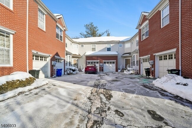 Building Photo - 163 Gladstone Dr