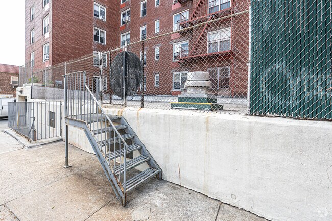 Photo - 136-04 Main St