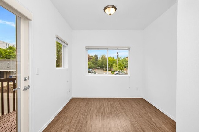 Photo - Mini 2 Bedroom Townhouse Heart of Redmond