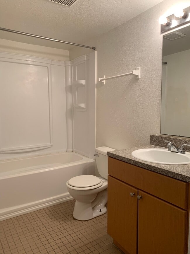 Photo - 1bed/1bath move-in ready condo $1140/month available December 2025 Unit 205