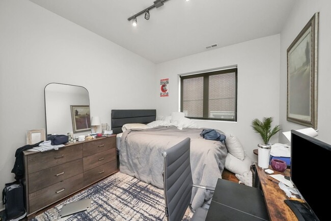 Photo - 645 N Green St