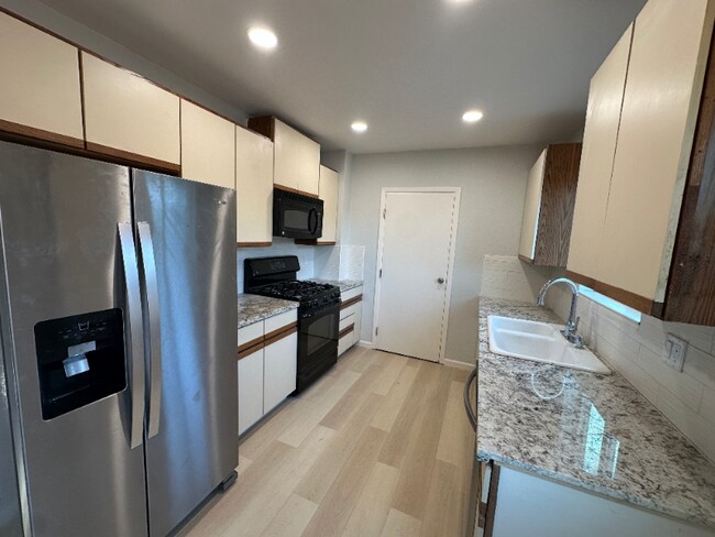 Photo - 822 E 11th St