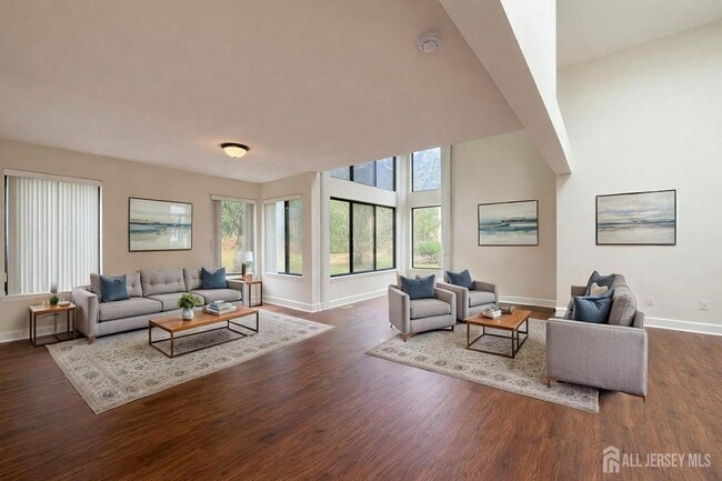 Photo - 470 Sayre Dr