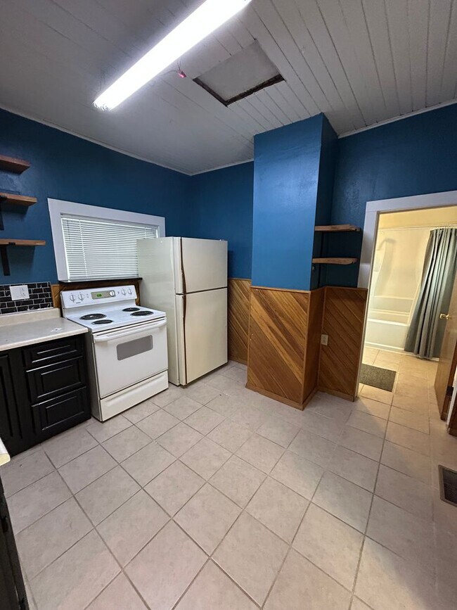 Photo - 1121 E 3rd St