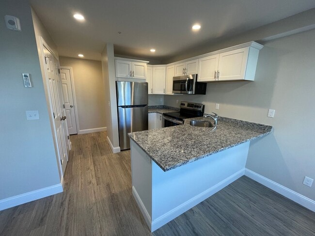Building Photo - 129 Kenoza Ave Unit 6