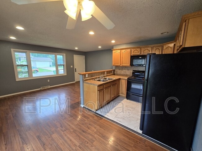 Photo - 1407 Robin Rd