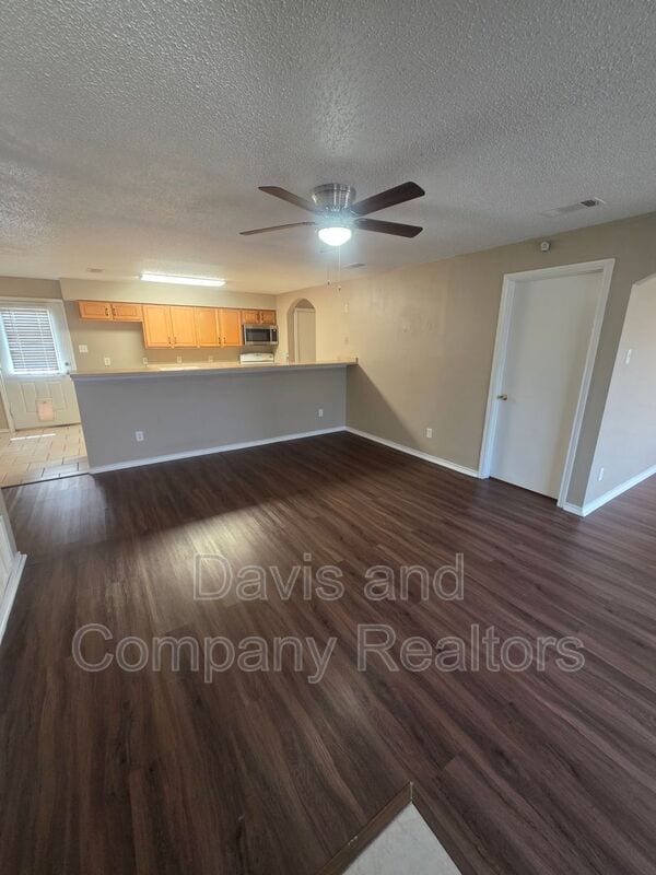 Photo - 707 Devonian Dr