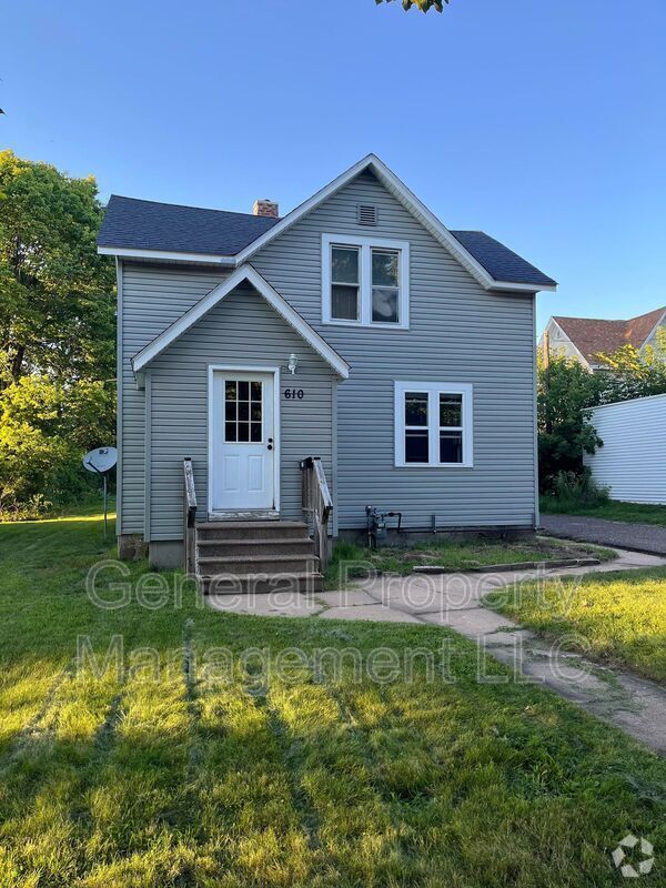 Building Photo - Great 4 bed 1.5 Bath! Available June 1st Rental