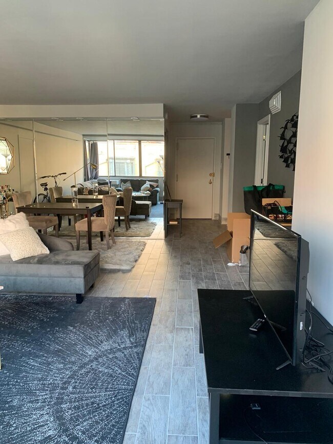 living room - 1325 18th St NW Unit 303