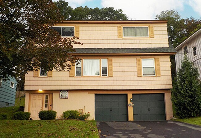 Building Photo - 3 Bed |1 Bath Beautiful Flat with Garage A... Unit Westcott 91270.1 Rental