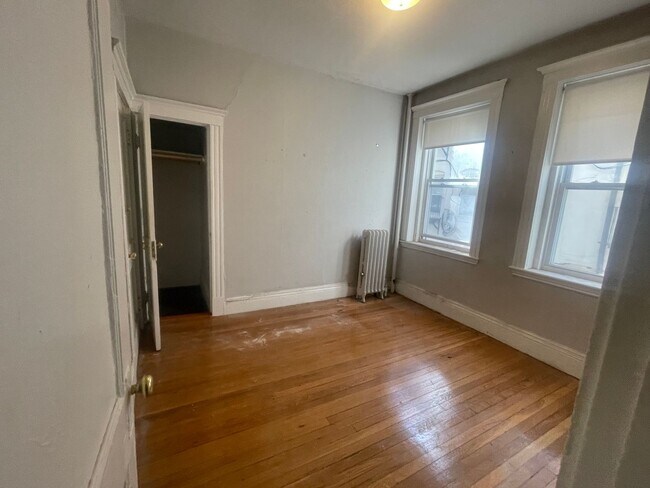 Photo - Split 2 Bed -With New Kit and Bath -Heat Inc -No Feer Stuidents Ok -Close to green line