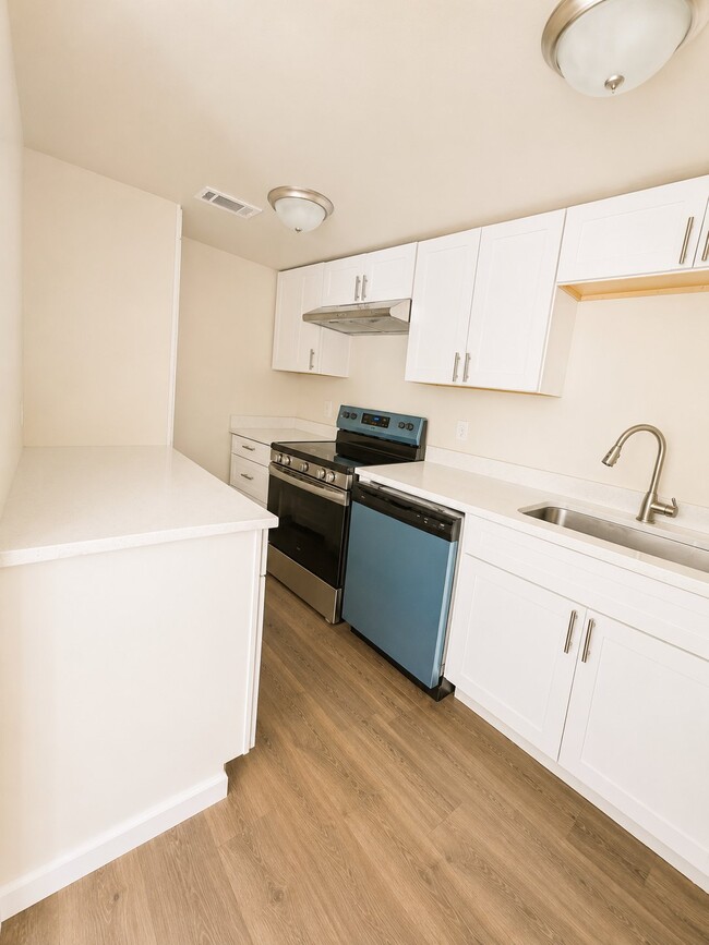 Building Photo - 824 Karnes St