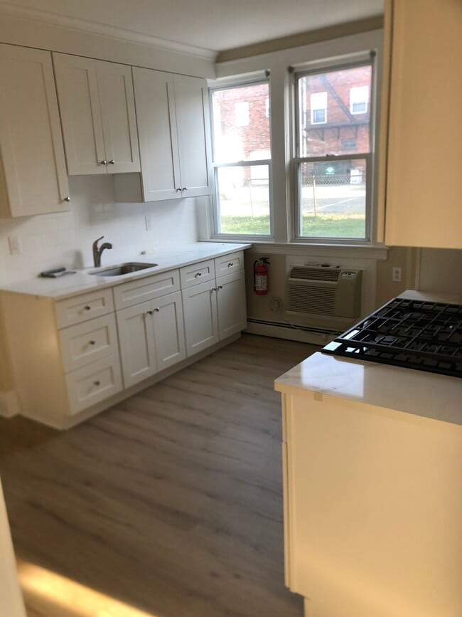 Building Photo - 28 2nd St Unit 1