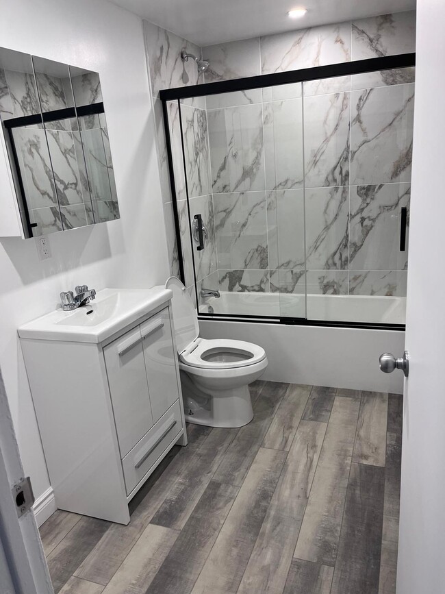 Building Photo - 7489 Av De Châteaubriand