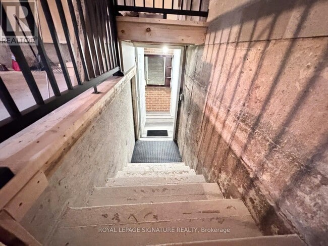 Photo - 285 Mississaga St