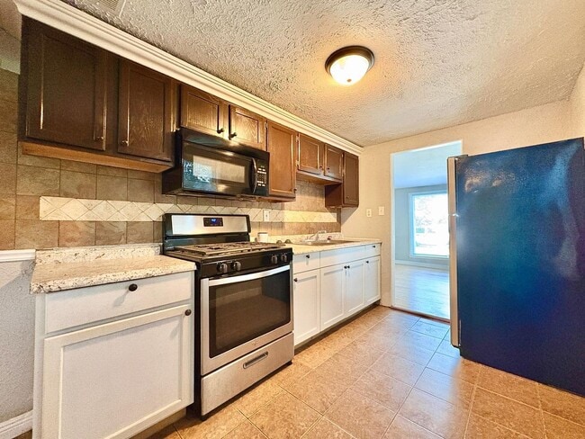 Photo - 826 W Bryan St