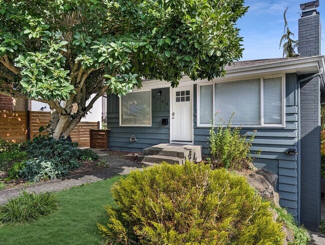 Building Photo - Discover Your Dream Home in a Quiet Seattle Oasis!