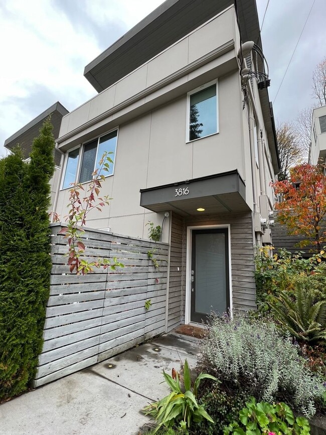 Building Photo - Amazing modern townhouse tucked away in pr...