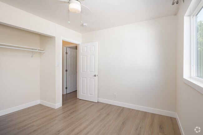 2BR, 1BA - 750SF - Bedroom