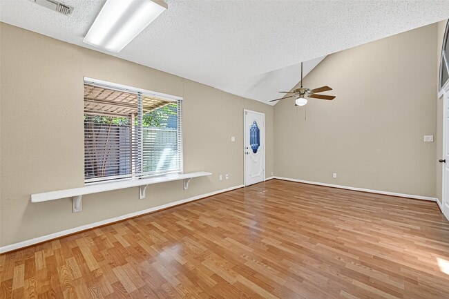 Photo - 1535 Beaconshire