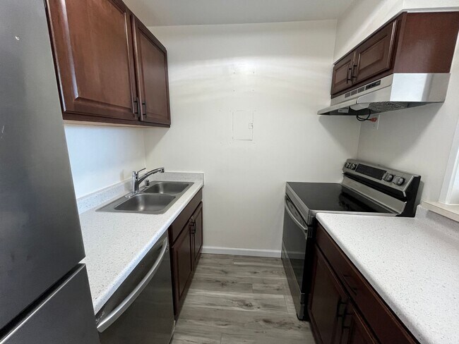 Photo - Pearl Ridge Gardens & Tower (Aiea) - 1 bedroom, 1 parking, swimming pool, and AC Unit 602