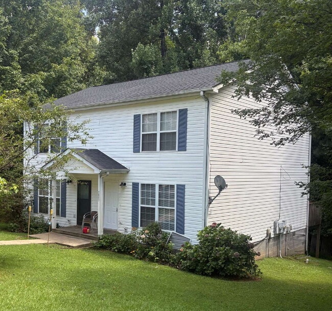 Spacious duplex available in Flowery Branch - Spacious duplex available in Flowery Branch Apartment